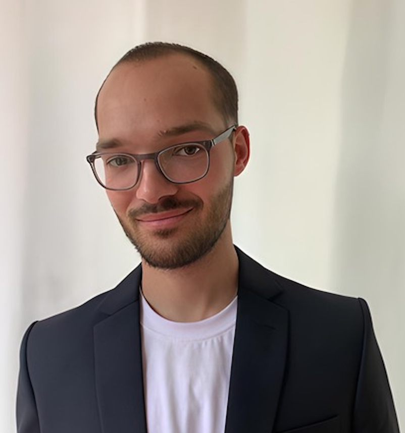 Zak headshot.png Columbia College Today